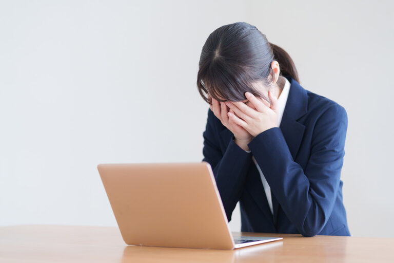 契約期間途中の解雇は許される？