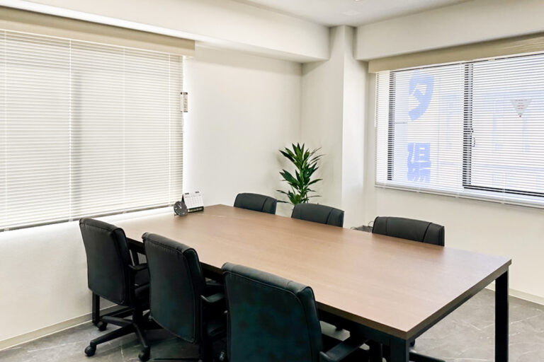 天王寺きずな法律事務所の相談室（窓から見える四天王寺夕陽丘ビル看板の夕陽）